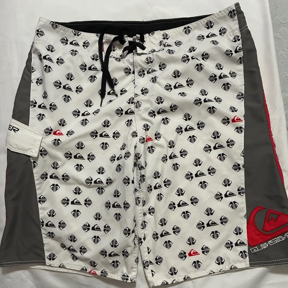 Men’s Board Shorts Quicksilver Size 36 VELCRO closure pocket. EUC SWIM SURF